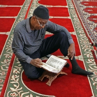 Abdul Nasir reads from the Quran. Image courtesy The Spiritual Edge